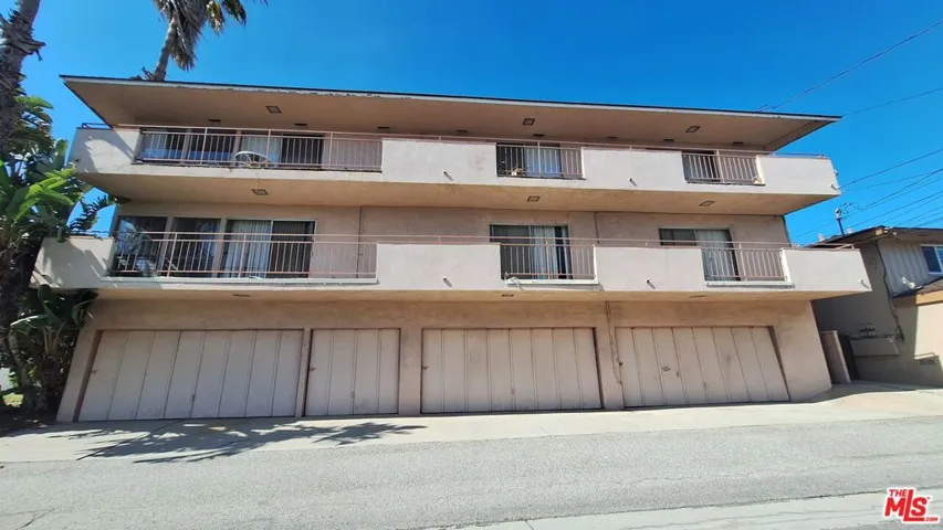 Garage for 5452 at far right
