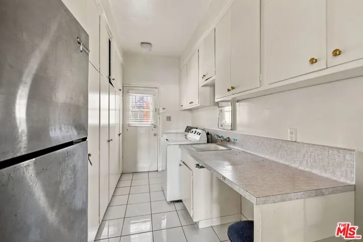 Kitchen w/desk