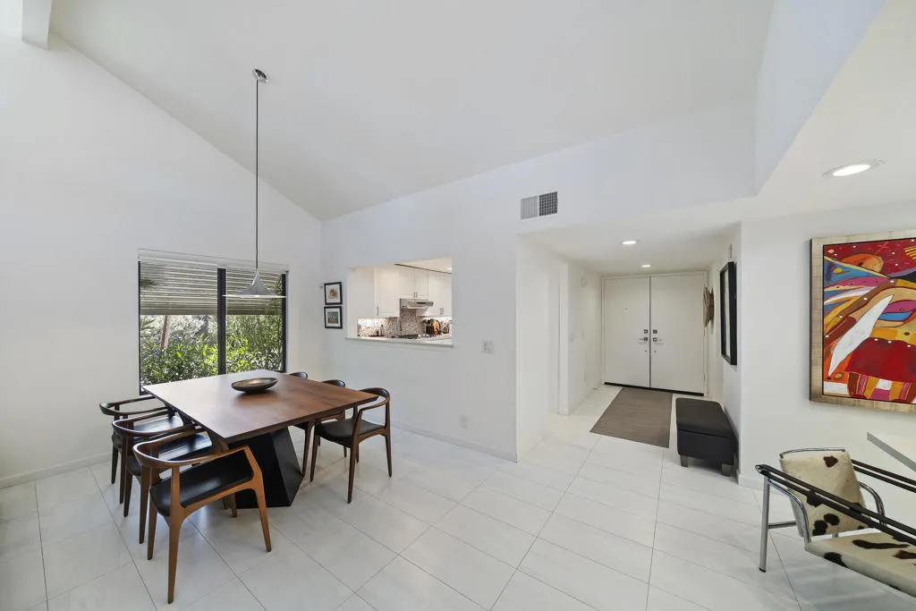 18-Foyer & Dining Room