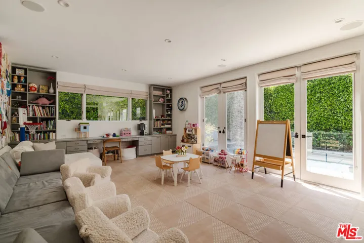 712 San Lorenzo Street, Santa Monica, California 90402