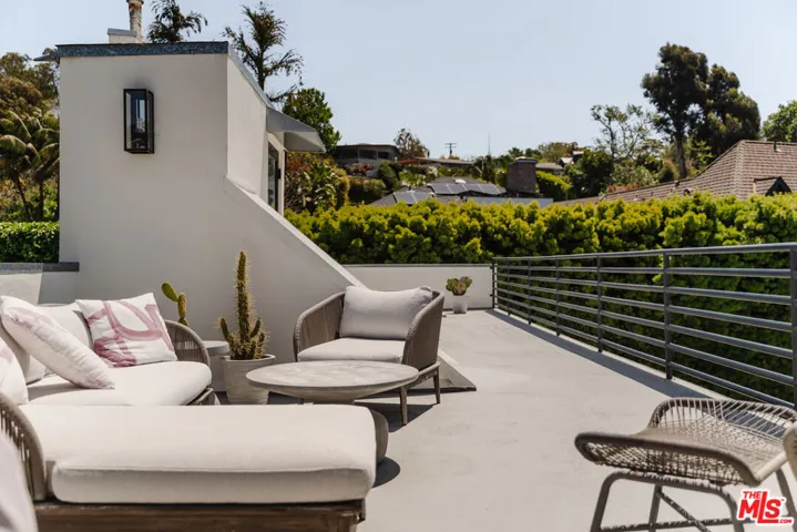 712 San Lorenzo Street, Santa Monica, California 90402