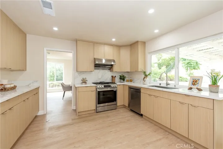 Euro-style gourmet kitchen- recessed lights, slide in Gas range (myQ app, air fry)