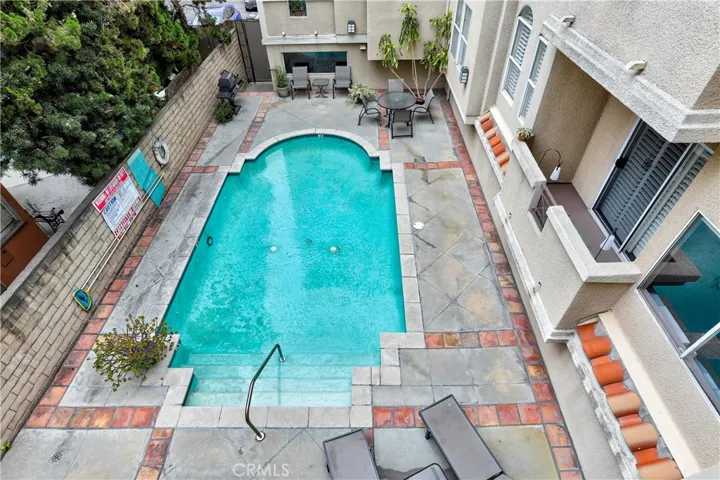 pool & sitting area