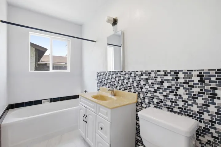 426 E Ave, National City, California 91950