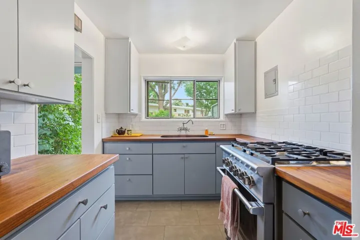 5327 Village, Los Angeles, California 90016
