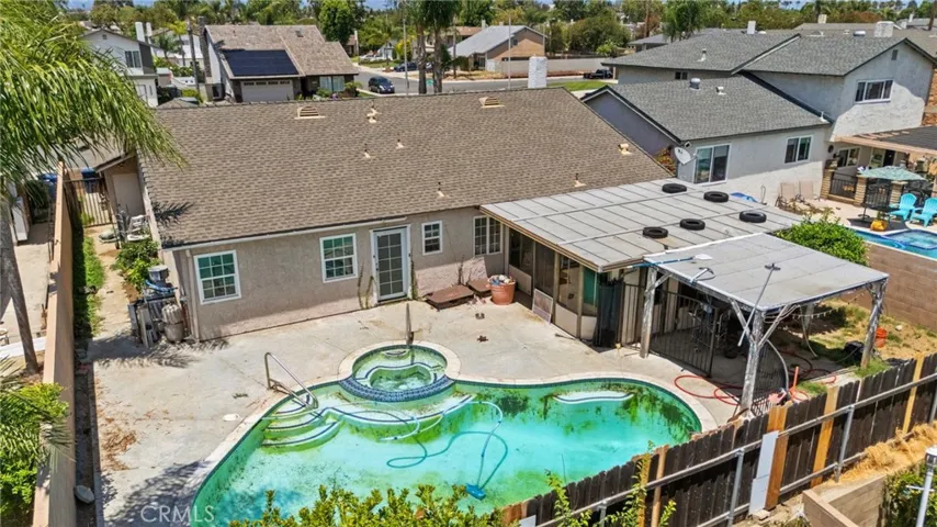 BACKYARD/POOL