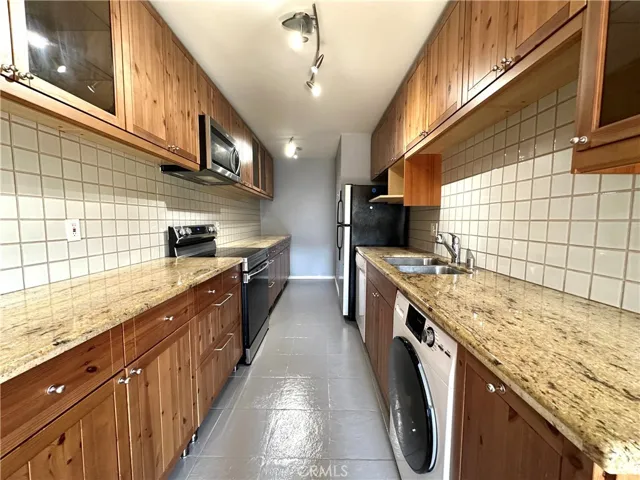 700 Westmount 202, West Hollywood, California 90069