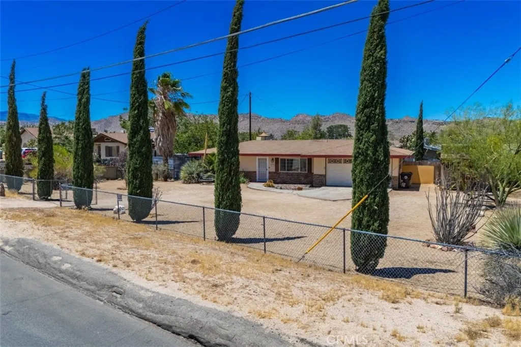 57556 Pueblo, Yucca Valley, California 92284 — photo 4