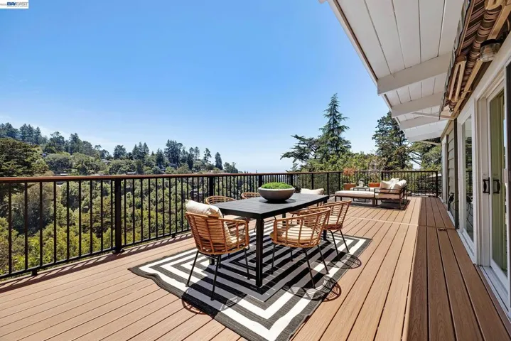 Expansive deck