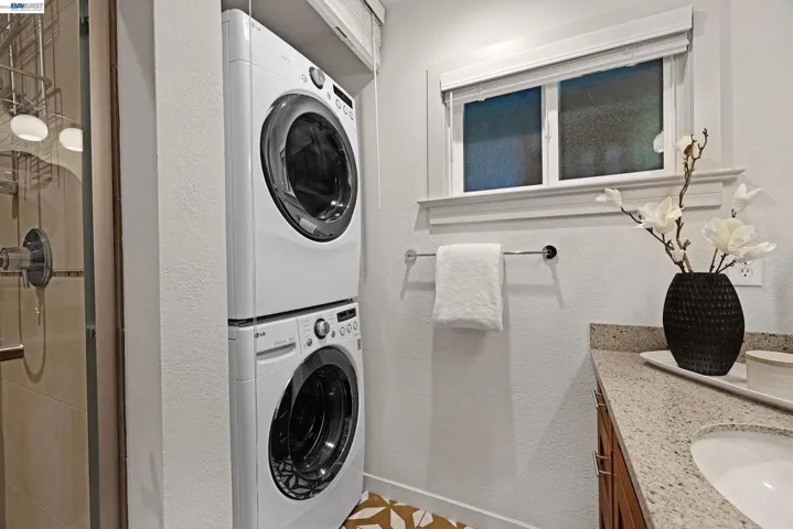 Washer/dryer included