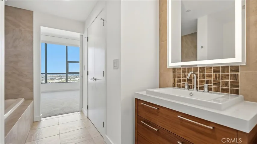 9 Macarthur Place N2002, Santa Ana, California 92707