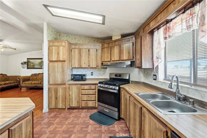 2121 E Ave I Spc 10 10, Lancaster, California 93535