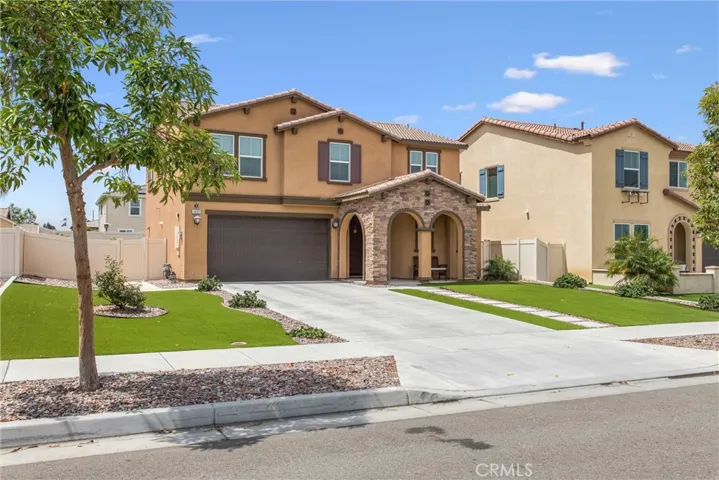 Beautiful curb appeal w/ low maintenance yard