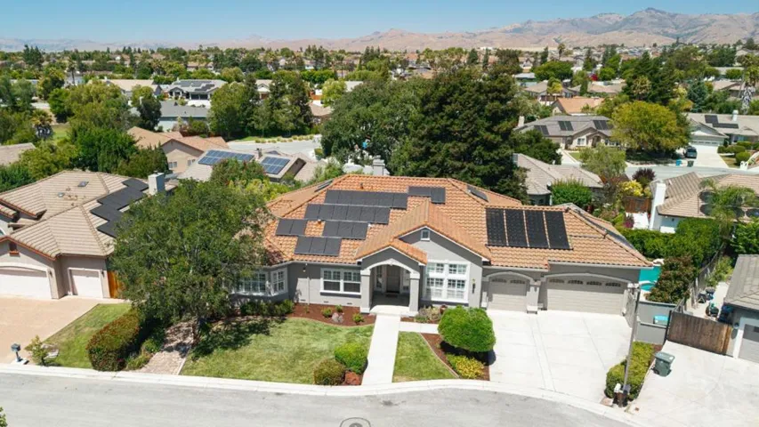 961 Oak Creek Court, Hollister, California 95023