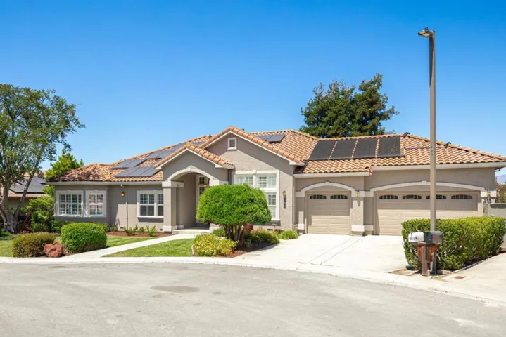 961 Oak Creek Court, Hollister, California 95023