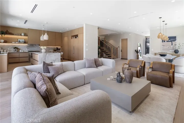 15721 Addison, Encino, California 91436