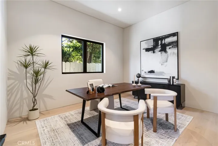 15721 Addison, Encino, California 91436