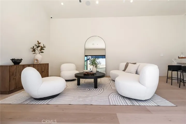 15721 Addison, Encino, California 91436
