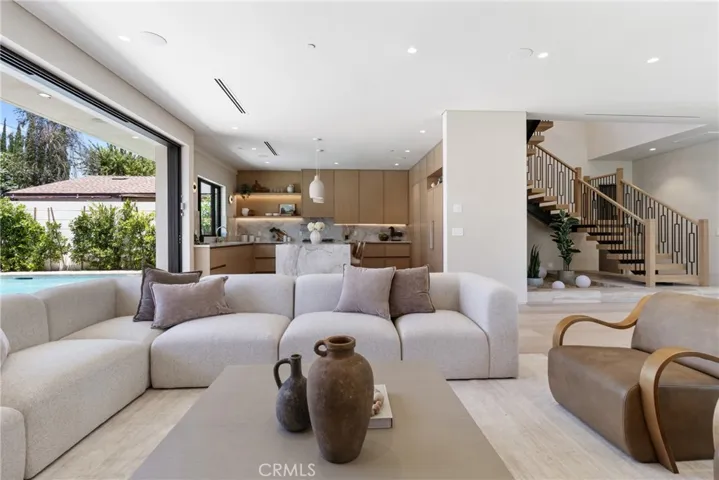 15721 Addison, Encino, California 91436