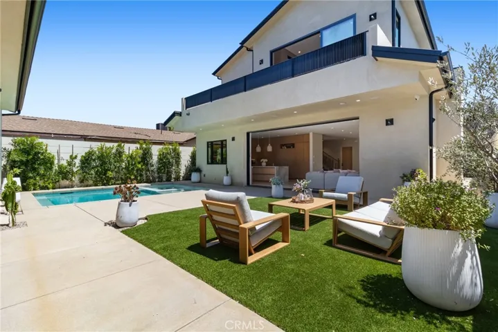 15721 Addison, Encino, California 91436