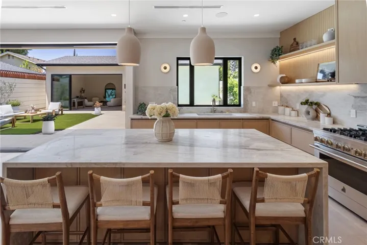 15721 Addison, Encino, California 91436