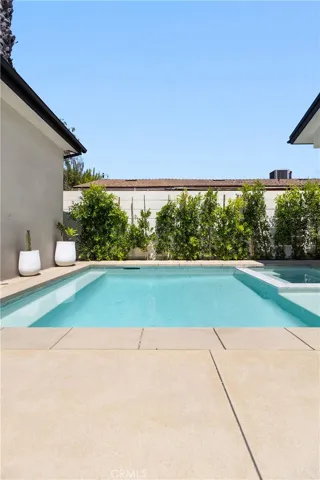 15721 Addison, Encino, California 91436