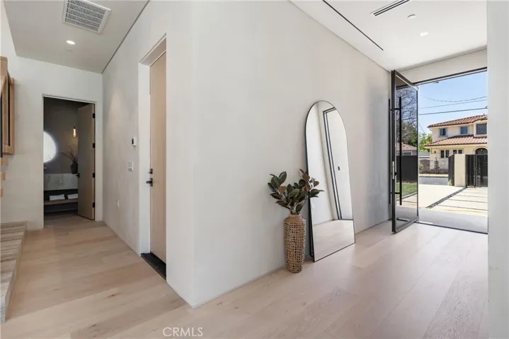 15721 Addison, Encino, California 91436
