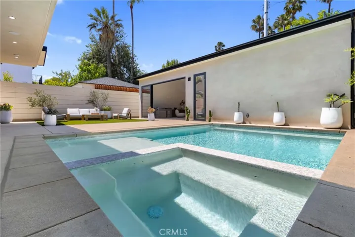 15721 Addison, Encino, California 91436