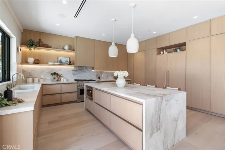 15721 Addison, Encino, California 91436