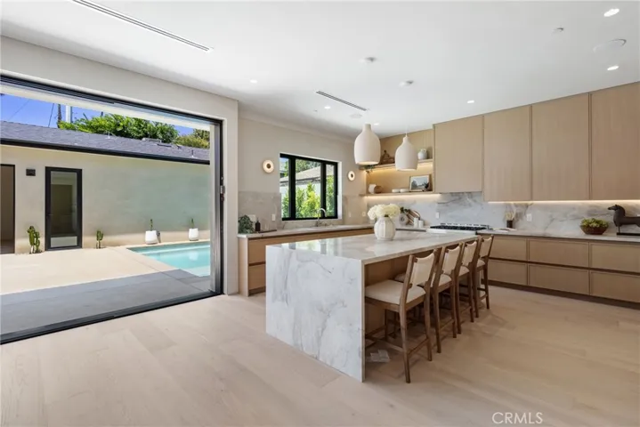 15721 Addison, Encino, California 91436