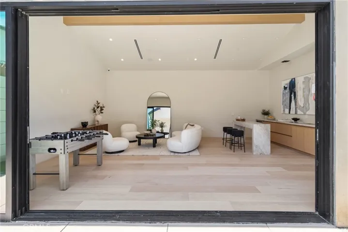 15721 Addison, Encino, California 91436