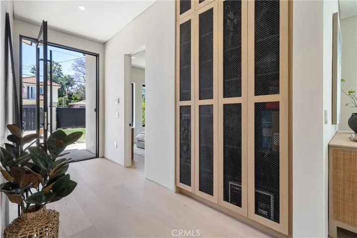 15721 Addison, Encino, California 91436