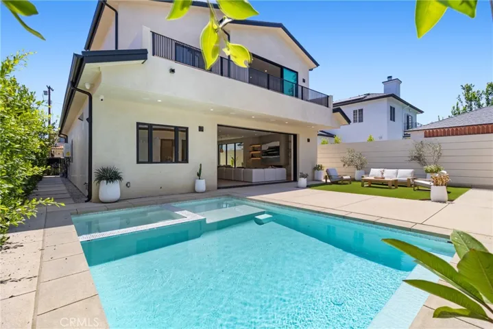 15721 Addison, Encino, California 91436