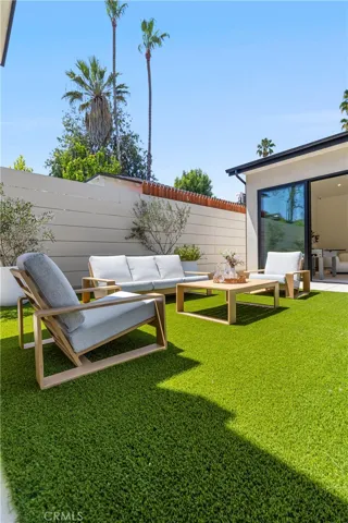 15721 Addison, Encino, California 91436