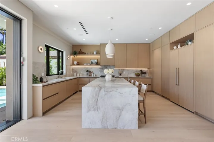 15721 Addison, Encino, California 91436