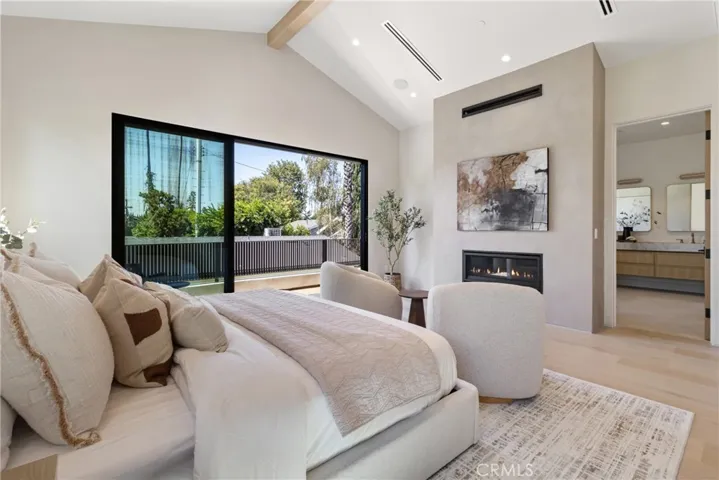 15721 Addison, Encino, California 91436