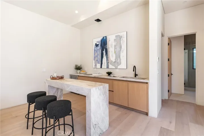 15721 Addison, Encino, California 91436