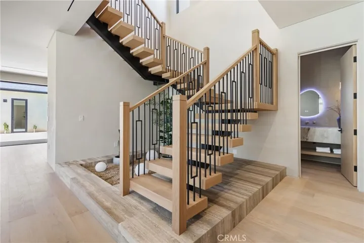 15721 Addison, Encino, California 91436