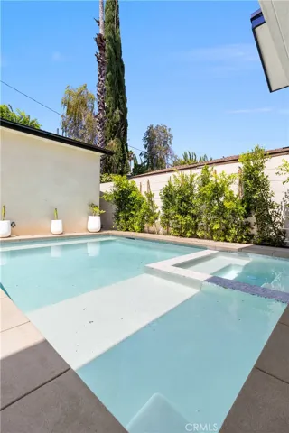 15721 Addison, Encino, California 91436