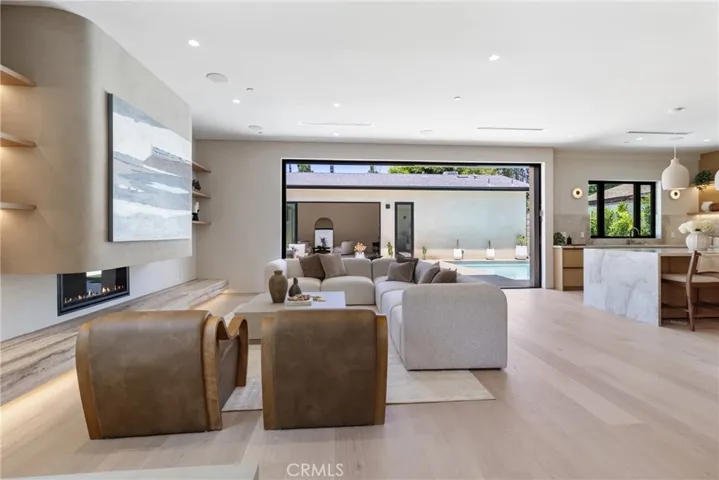 15721 Addison, Encino, California 91436