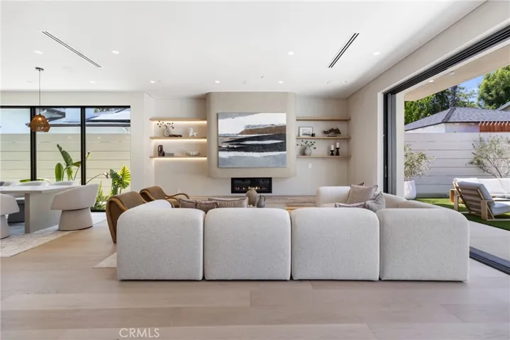 15721 Addison, Encino, California 91436