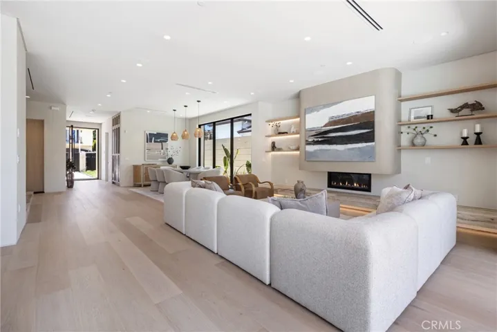15721 Addison, Encino, California 91436