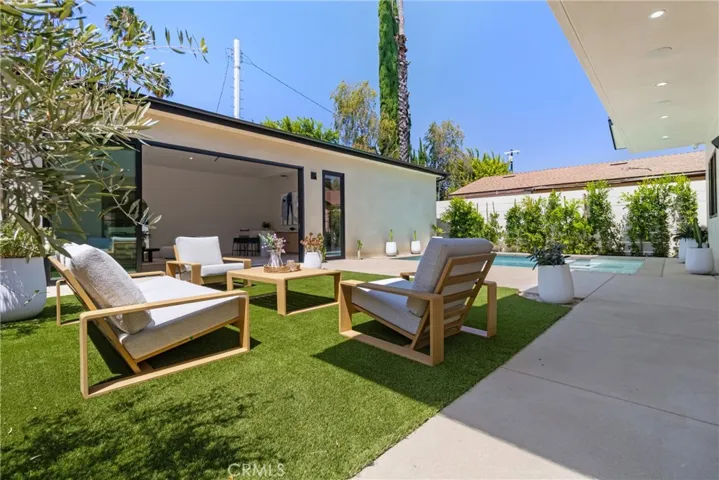 15721 Addison, Encino, California 91436
