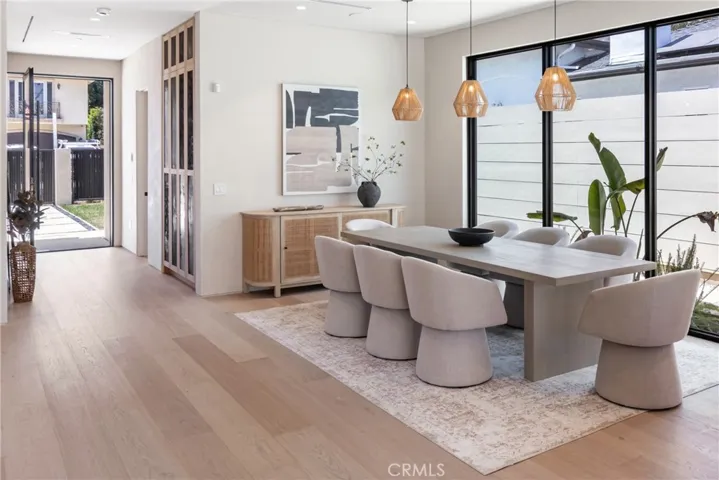 15721 Addison, Encino, California 91436