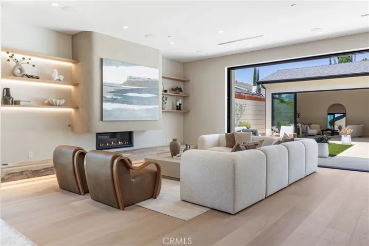 15721 Addison, Encino, California 91436