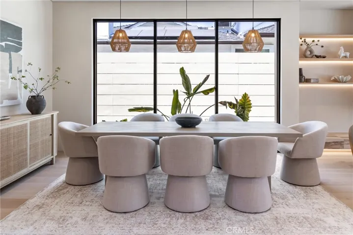 15721 Addison, Encino, California 91436