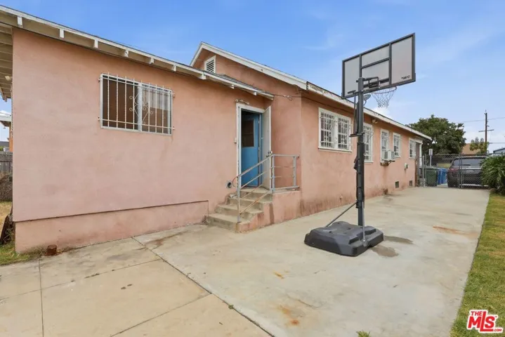 220 E 64th Street, Los Angeles, California 90003