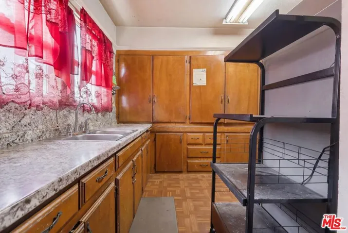 220 E 64th Street, Los Angeles, California 90003