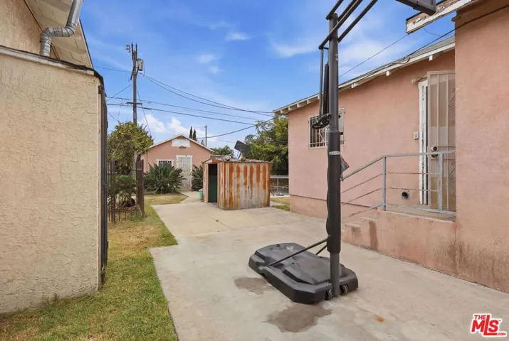 220 E 64th Street, Los Angeles, California 90003