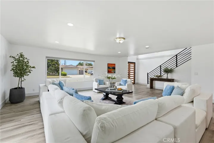 Spacious Living Room with a lot of natural light, big Window